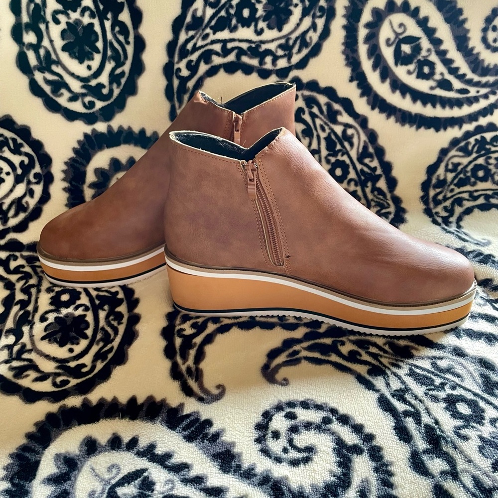Women’s Casual Wedge Platform Ankle Boots. Size 9.5